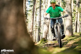 Lächelt freundlich, grüßt und bremst rechtzeitig