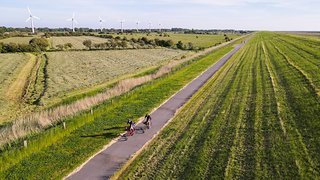 Wenig Anreize für's Auge. Deich, Radweg, das war so ziemlich alles. Wenig Anreize für's Auge. Deich, Radweg, das war so ziemlich alles.