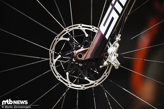 Aufgrund vielfacher Kritik in den vergangenen Jahren rüstet SRAM die Top-Boliden im Cross-Country-Zirkus inzwischen mit einer Vier-Kolben-Version ihrer Leichtbaubremse aus. Aufgrund vielfacher Kritik in den vergangenen Jahren rüstet SRAM die Top-Boliden im Cross-Country-Zirkus inzwischen mit einer Vier-Kolben-Version ihrer Leichtbaubremse aus.