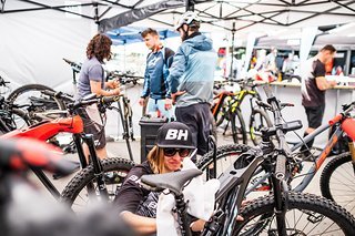 In der Expo-Area kannst du dich mit Firmen und anderen Enduristi austauschen. In der Expo-Area kannst du dich mit Firmen und anderen Enduristi austauschen.