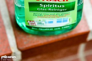 Entscheidend für die Montage: Glasreiniger. Ohne ihn geht nichts.