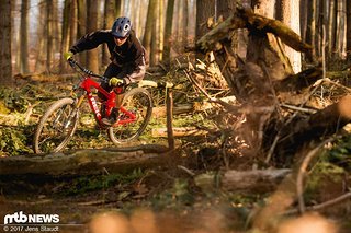 Wie auf Schienen zieht das Trek Slash 9.9 durch Kurven Wie auf Schienen zieht das Trek Slash 9.9 durch Kurven