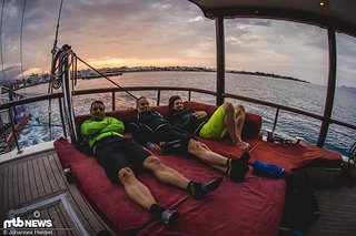 Auf dem Schiff. Peter, Christian und Philipp lockern die Beine.