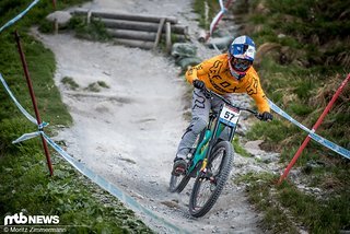 Finn Iles fliegt mit Höchstgeschwindigkeit über den Brechsand.