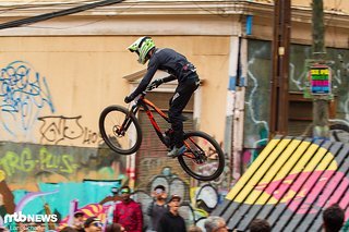 Fischi geht auf seinem neuen R Raymon-Enduro-Bike an den Start