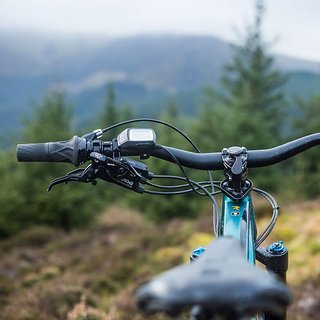 Es mag das Gegenteil eines aufgeräumten Cockpits sein, ist dafür aber eine höchst sinnvolle Konstruktion für Tommy!