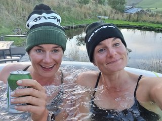 Mit unserem Haus in Schottland landen wir einen richtigen Glückstreffer, im Garten gibt es sogar einen Hot Tub mit kaltem Badeteich daneben