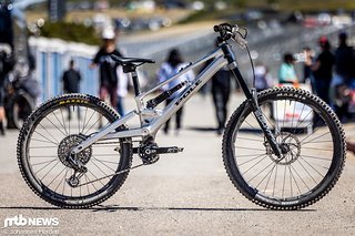 Das neue Pole Onni DH-Bike setzt auf Mullet-Laufräder und kommt mit 200 mm Federweg an Front und Heck.