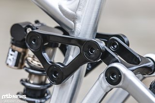 Die austauschbaren Links und Rocker erlauben nicht nur unterschiedliche Geometrien und Federweg, auch der Wechsel von 29" zum Mullet-Setup wird dadurch möglcih.