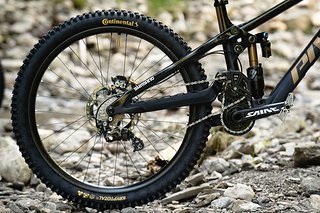 Pivot verzichtet auf eine Kettenumlenkung, wie man sie eigentlich von High-Pivot-Bikes kennt. Pivot verzichtet auf eine Kettenumlenkung, wie man sie eigentlich von High-Pivot-Bikes kennt.