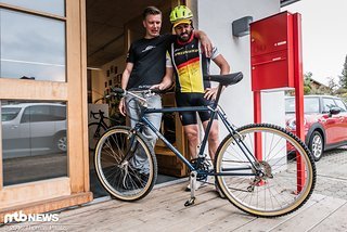 Moderator Andi Schmidt und Sebastian Maag von Specialized in Classic-Outfit und mit Stumpjumper Classic Moderator Andi Schmidt und Sebastian Maag von Specialized in Classic-Outfit und mit Stumpjumper Classic