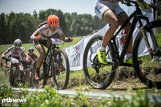 Elisabeth Brandau verlor vor allem in den Downhills immer wieder an Boden auf die junge Ronja Eibl.