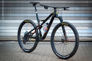 An der Front ist eine Cannondale Lefty Ocho Carbon mit 120 mm Federweg verbaut An der Front ist eine Cannondale Lefty Ocho Carbon mit 120 mm Federweg verbaut