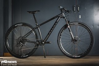 Das Procaliber bekommt für 2017 eine günstigere Ausstattungsvariante mit Carbon-Rahmen. Das Procaliber bekommt für 2017 eine günstigere Ausstattungsvariante mit Carbon-Rahmen.