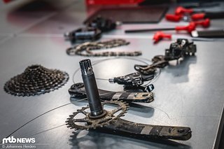 Die alte Schaltung wird erstmal beiseite gelegt - jetzt gibt's noch einen Gang on top