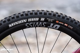 Die Kombination aus Maxxis Highroller II und Maxxis Minion DHR II am Heck garantiert Grip und Pannensicherheit