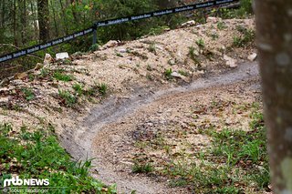 Die Anfahrt erfolgt nun über zwei zusätzliche Steilwandkurven, die auch in der Nässe mit viel Flow zu befahren sein dürften.