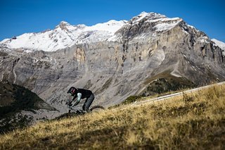 Für das tolle Panorama haben die Fahrer und Fahrerinnen während des Rennens keine Augen, der Fotograf zum Glück schon.