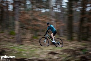 Mit tiefem Cockpit und sportlicher, aber nicht zu gestreckter Position macht das Supercaliber auf langen Strecken eine gute Figur.