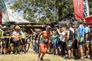 Riccardo beim Sprint zum letzten Check, ob auch wirklich alles passt, bevor der Start freigegeben wird