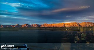 Fast ein kleines Alpenglühen am Flughafen Grand Junction. Cheers, Moab! Fast ein kleines Alpenglühen am Flughafen Grand Junction. Cheers, Moab!