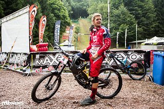Basil Weber am Freitag vor seinem ersten Run. Der Track Walk scheint ihm gefallen zu haben.