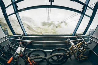Gondel oder nicht? Wir queren dieses Tal mit dem Bike, viele andere Teams nehmen die Gondel Gondel oder nicht? Wir queren dieses Tal mit dem Bike, viele andere Teams nehmen die Gondel