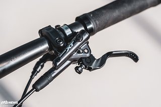 Der neue Shimano XT BL-M8100-Bremshebel zeigt sich grundlegend überarbeitet Der neue Shimano XT BL-M8100-Bremshebel zeigt sich grundlegend überarbeitet