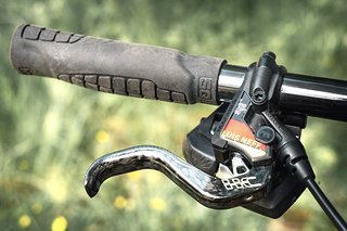 Customized Brake Covers an der MT8 und SQLab 712R-Griffe Customized Brake Covers an der MT8 und SQLab 712R-Griffe