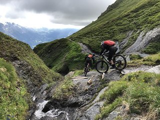 Der Weg von der First in Richtung Große Scheidegg entpuppte sich als spaßiger Singletrail. Der Weg von der First in Richtung Große Scheidegg entpuppte sich als spaßiger Singletrail.
