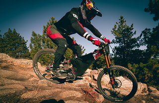An den Temperaturen liegt es nicht, dass das Bike so muggelig eingepackt ist