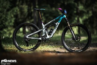 JT Fisher ist genau wie das restliche Team auf einer Jubiläums-Edition des Yeti SB160 unterwegs.