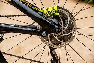 200 mm Rotor vorne, 180 mm hinten! Die Magura-Eule schaut, dass die Bremspower stimmt 200 mm Rotor vorne, 180 mm hinten! Die Magura-Eule schaut, dass die Bremspower stimmt