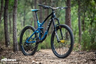 Das Canyon Strive CF 9.0 Team ist nach wie vor top aktuell und eine gute Wahl für all jene, die ein solides Enduro-Bike mit guten Allround-Eigenschaften suchen.