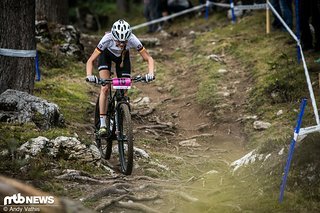 Ronja Eibl ist wie alle anderen Fahrerinnen an der Spitze - mit Ausnahme von Sina Frei - auf einem Fully unterwegs.