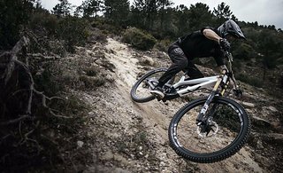Lange wurde es mehr oder weniger geheim getestet, nun ist da: Mit dem Tues 29 präsentiert YT eine 29"-Variante ihres Downhill-Boliden Lange wurde es mehr oder weniger geheim getestet, nun ist da: Mit dem Tues 29 präsentiert YT eine 29"-Variante ihres Downhill-Boliden