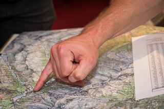 Beim Enduro-Rennen muss man sich seine Route zum Start selbst auf der Karte suchen