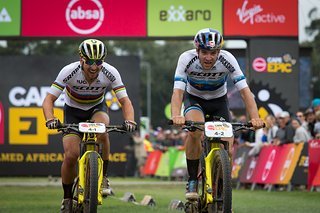 Nino Schurter steht die Freude schon ins Gesicht geschrieben. Der Eidgenosse weiß vermutlich schon, dass ihm und seinem Partner Lars Forster eine beeindruckende Fahrt rund um Kapstadt gelungen ist