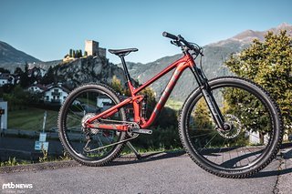 Das neue Trek Top Fuel kommt mit 1,5° flacherem Lenkwinkel und im Schnitt 10 mm mehr Reach dem Trend zu leistungsfähigeren Bikes auch mit 120 mm Federweg nach Das neue Trek Top Fuel kommt mit 1,5° flacherem Lenkwinkel und im Schnitt 10 mm mehr Reach dem Trend zu leistungsfähigeren Bikes auch mit 120 mm Federweg nach
