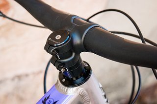 … auch der schicke neue BikeYoke-Vorbau namens Barkeeper zum Einsatz. … auch der schicke neue BikeYoke-Vorbau namens Barkeeper zum Einsatz.