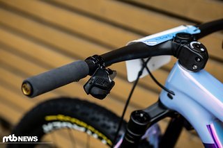 Nicht nur auf der rechten Seite des Cockpits nutzt Richards den Rocker-Paddle-Controller anstelle des üblichen Hebels, auch links kommt die etwas speziellere Lösung bei der Britin zum Einsatz.