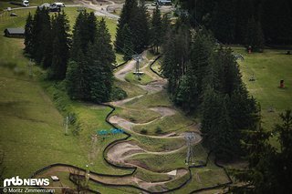 Auf dem gegenüberliegenden Hang findet am Sonntag der XC World Cup statt
