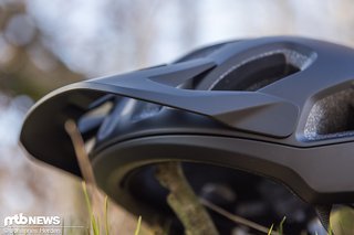Das Visier trennt sich bei Stürzen vom Helm und lässt sich dann wieder anstecken. Das Visier trennt sich bei Stürzen vom Helm und lässt sich dann wieder anstecken.