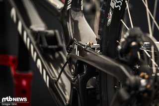 Troy Brosnan nutzt einen neuen Hinterbau mit einstellbarem Flex.