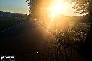 Kein MTB, aber ein schönes Beispiel: Goldenes Licht während der Fahrt