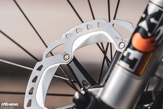 Die Shimano Ice Technologies-Bremsscheibe (RT-MT800) besteht aus einem dreilagigen Sandwich, das ganz auf Wärmeableitung ausgelegt ist Die Shimano Ice Technologies-Bremsscheibe (RT-MT800) besteht aus einem dreilagigen Sandwich, das ganz auf Wärmeableitung ausgelegt ist