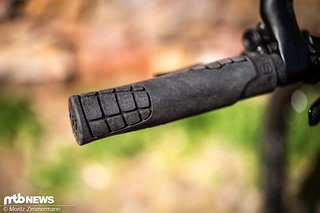Die SQlab 711R-Griffe wurden kompromisslos auf Race getrimmt und wiegen in Größe S lediglich 59 g Die SQlab 711R-Griffe wurden kompromisslos auf Race getrimmt und wiegen in Größe S lediglich 59 g