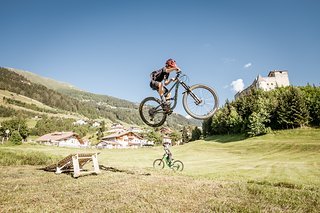 Max hat nicht nur dem VPace Kinder-Bike seinen Namen gegeben, sondern zieht auch saubere Sprünge in den Sommerhimmel