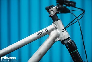 VHP steht für Virtual High Pivot, während die 16 den Federweg in Zentimentern angibt. VHP steht für Virtual High Pivot, während die 16 den Federweg in Zentimentern angibt.