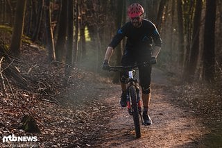 Mit Druck auf den Pedalen steht man sehr gut, auch in der Abfahrt ist der Grip ausreichend gegeben.